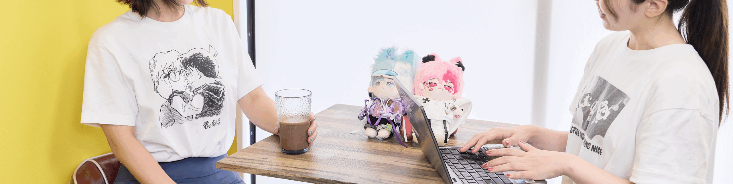 パーソナルトレーナーと、プロテインを飲むお客様