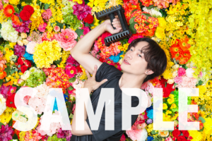 敷き詰められた花を背景にトレーニングする和合真一のブロマイド